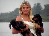 Ant Atmatos upės kranto grožį demonstravo šunys