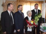 Savivaldybės atstovai sveikino 90-ties metų sulaukusią senolę