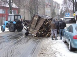 Šilutėje apsivertė traktoriaus priekaba, o netoliese susidūrė du automobiliai