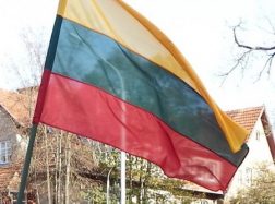 Pareigūnai ragina nepamiršti valstybinių švenčių dienomis iškelti vėliavas
