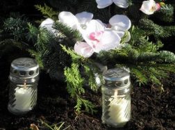 Kvietimas uždegti vėlinių žvakutes ant vienišų žmonių kapų