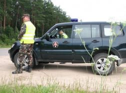 Neleistinoje vietoje VSAT automobilį aplenkęs pagėgiškis nemalonumų užtraukė ir bendrakeleivei