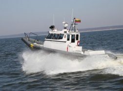 Pasieniečiai gelbėjo žmones sugedusioje ir ant seklumos užplaukusioje jachtoje