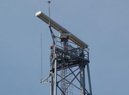 Nuo tilto metamų rankinių su kontrabandinėmis cigaretėmis jau laukė