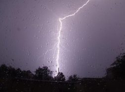 Trečiadienį griaudės perkūnija, siaus škvalas ir bus karšta