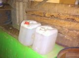 Vasarnamyje – naminukės aparatas, ūkiniame pastate  – 20 litrų naminės degtinės