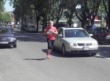 Renginio "Bėgam aplink Šilutę 2011" dalyviai malėsi tarp automobilių
