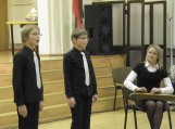 Mokytoją "Lietuvininkų vilties" premijos įteikimo proga su daina sveikina jos mokiniai