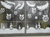 Artėjant gražiausiai žiemos šventei Šilutės pirmosios gimnazijos mokiniai papuošia savo gimnazijos langus