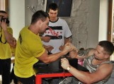 Gargždų kultūrizmo ir fitneso klubo „VICTORIA“ surengto rankų lenkimo turnyro „TAURĖ-2011“ akimirka.