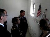 Po oficialios ceremonijos JAV ambasados gynybos atašė skyriaus atstovai apžiūrėjo Macikų lagerio karcerio muziejų
