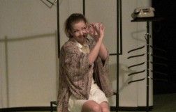 Aktorė Lina Rastokaitė – gimusi ir augusi Šiauliuose, studijas baigusi Klaipėdoje, gyvenanti sostinėje šilutiškiams suvaidino nuotaikingą vienišos moters vaidmenį