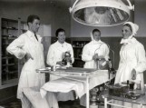Ligoninės operacinė E.Šojus su med. seserimis XXa. pradžia. Nuotraukos iš Šilutės muziejaus archyvų