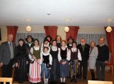 Nuotrauka istorijai: folkloro ansamblio „Ramytė“ dainoriai su svečiais iš Vilniaus universiteto