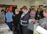 Pagėgių savivaldybės viešosios bibliotekos direktorė Elena Stankevičienė kolegoms pristato bibliotekos erdves.