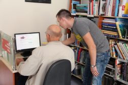 bibliotekos lankytojas mokinamas uzsisakyti bilietus i koncerta