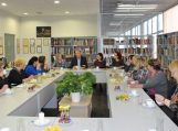 Pagėgių krašto bibliotekininkai drauge su Pagėgių savivaldybės meru Virginijumi Komskiu bei viešniomis dalinasi įsimintiniausiomis bibliotekos gyvenimo akimirkomis