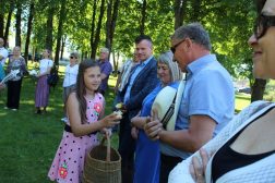 6. Moksleiviai įteikia tremtiniams po simbolinę Lietuvos tautinių spalvų žvakelę. Nuotraukų autorė – Ramutė Vaitkuvienė