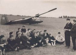 Šilutės aeroklubo nariai su vadovu V.Kensgaila (stovi antras iš dešinės)