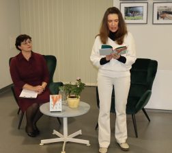 Susitikimas su rašytoja Laura Sintija Černiauskaite. Astos Andrulienės, Sonatos Nognienės ir Ritos Vidraitės nuotr.