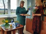 Autorė sveikina bibliotekininkę